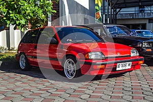 Modified red Honda Civic Wonder SB3 hatchback on parking lot