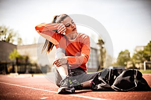 Yong woman take a pause from exercise.