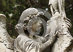 Youn angel engraving on the tombstone