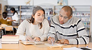 Ein Erwachsener erwerb Fähigkeiten auf der öffentlich bibliothek 