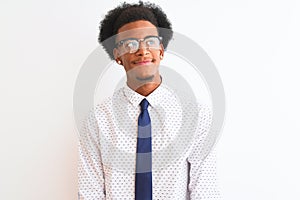Mladý americký podnikatel nošení kravata a brýle přes bílý hledá na strana a upřený 