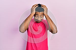 Giovane americano uomo logorante tempo camicie sofferenza mal di testa disperato un ha sottolineato Perché Dolore un emicrania 