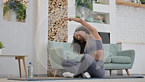 Mladý žena dělat jóga na cvičení rohož na 