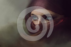Joven Arábica una mujer en hiyab azul ojos 