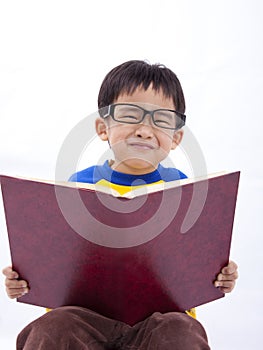 Giovane asiatico ragazzo un libro 