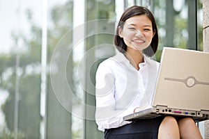 Mladý asijský žena výkonný přenosný počítač 