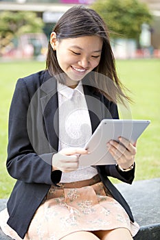 Mladý asijský žena výkonný osobní počítač 