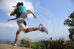 Giovane asiatico una donna vagabondo correre sul montagna picco 