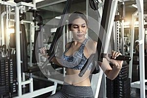 Young asian woman lifting barbell in gym. healthy lifestyle and workout motivation concept