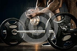 Jung Athlet erhalten bereit Gewicht Heben ausbildung. Vorbereitung auf der bänke drücken 