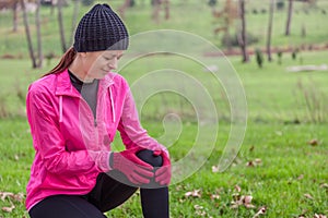 Young athlete woman hurting from a knee injury