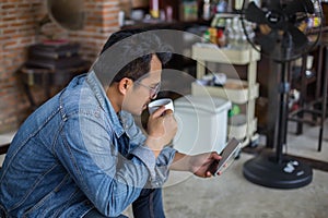 Young attractive businessman having lunch and working in a cafe