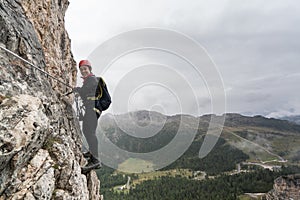 Joven atractivo una mujer montana alpinista en dolomitas de 