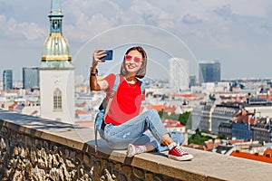 Krásná asijská žena s selfie na pozadí města cestovatel a koncept sociální sítě