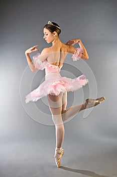 Joven hermoso bailarina bailar esmeradamente 