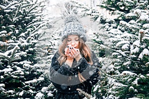 Mladá krásna módna dievčina si užíva čas cez zimnú dovolenku na vianočný večer, Moskva, Tverskaya Square