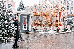 Mladá krásná móda dívka si užívá čas přes zimní dovolenou na Štědrý večer, Moskva, Tverskaya náměstí