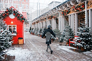 Mladá krásna módna dievčina si užíva čas cez zimnú dovolenku na vianočný večer, Moskva, Tverskaya Square