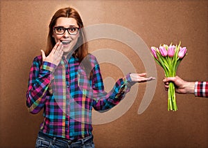 Giovane bella ragazza dà da tulipani uomo 