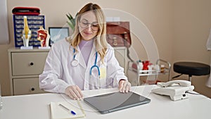 Young beautiful hispanic woman doctor closing laptop at park