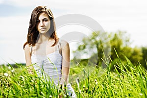 Joven mujer hermosa sobre el naturaleza 