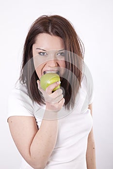 Young beautiful woman eating apple