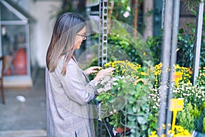 Young beautiful woman smiling happy and confident