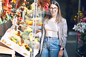 Young beautiful woman smiling happy and confident