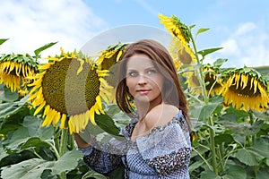 Joven mujer hermosa entre girasol 