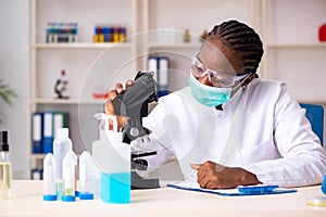 The young black chemist working in the lab