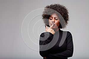 Mladý čierny žena snaží na robiť výber alebo rozhodnutie 