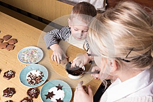 Young bo decorating cookies