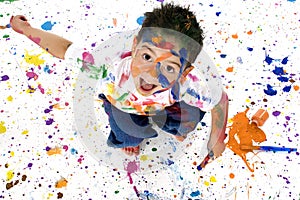 Mladý chlapec pokrytý v maľovať drmolit 