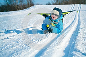 Joven chico esquís 