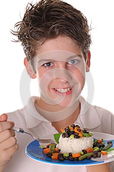Joven chico comer saludable frijoles vegetarianos 