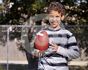 Joven chico fútbol americano 