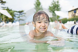 Giovane ragazzo un bambino schizzi nuoto piscina divertirsi tempo libero attività 