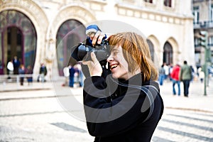 Young boy likes fotography even when his arm is in blast due to