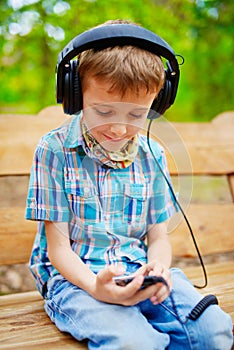 Joven chico escuchando sobre el música sobre el auriculares 