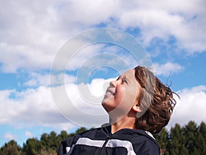 Giovane ragazzo cercando al cielo 