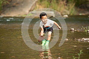 Chinesisch junge Wasser entsprechend ein Fluss 