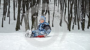 Giovane ragazzo slittino giù nevoso collina eccitazione un allegro. perfetto scena sul campioni divertimento un gioia da 