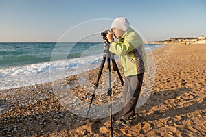 Joven chico lo intenta sobre el aprender fotografía 