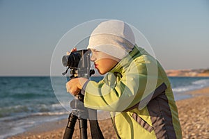 Joven chico lo intenta sobre el aprender fotografía 