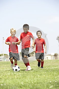 Giovane i ragazzi calcio un gruppo 