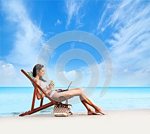 Mladý bruneta žena pití koktejl relaxační na pláž 