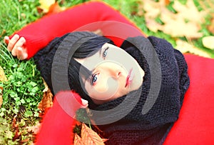 Young brunette woman relaxing in the autumn park