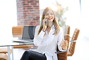 Young buisnes woman talking on a mobile phone.