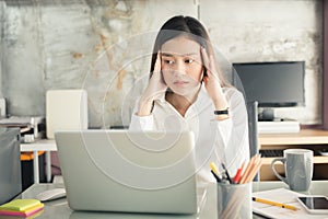 Young business people are suffering from headaches,Asian women s