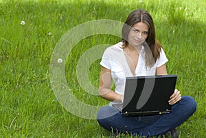 Joven mujer de negocios relajante en negocios sobre el computadora portátil 